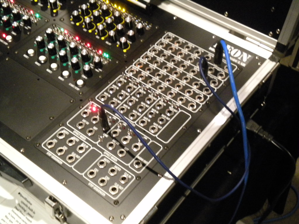 REON DRIFTBOX MODULAR SYNTHESIZER RE-1000 mark IIIを見ました_a0060052_1022309.jpg