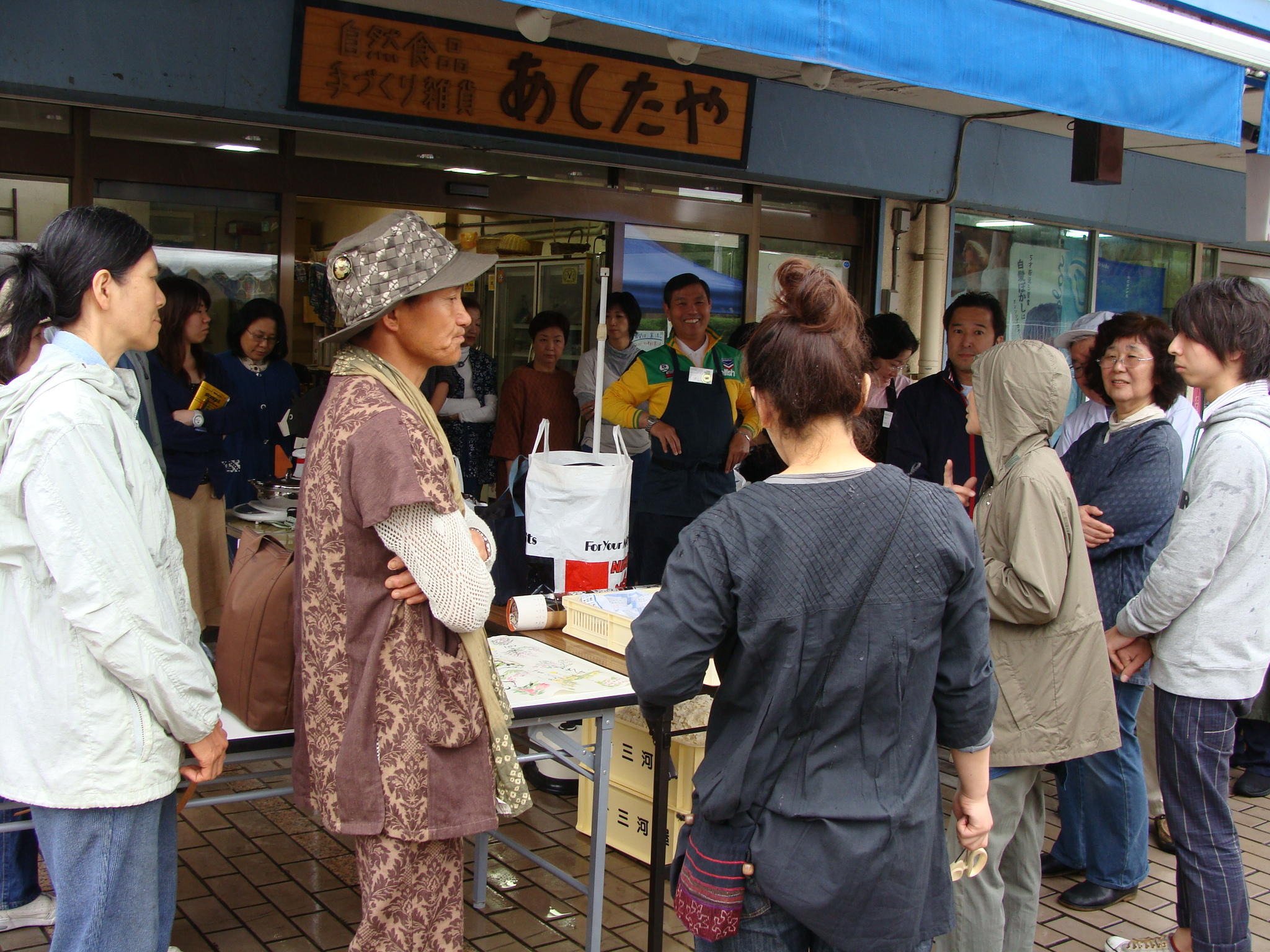 オーガニック市参加、雨降り運動会_a0009097_12553722.jpg