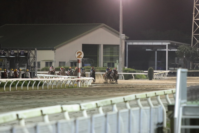 嬉勝則騎手、地方競馬通算2100勝達成～_a0077663_1144087.jpg
