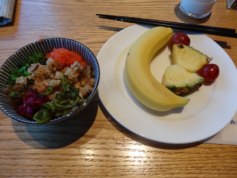 成田空港そばのホテルのいつものブッフェの朝ご飯です。_c0225997_22522554.jpg