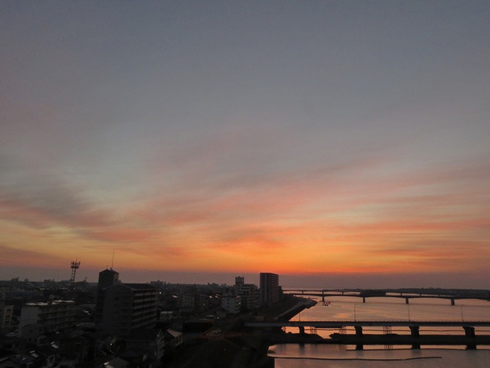 赤い日、青い空、黄色い月 (*^_^*)_c0049299_2273967.jpg