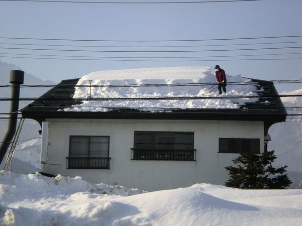 晴天の屋根雪落とし_e0014678_22255623.jpg