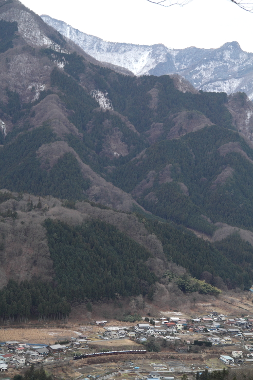 都県境の雪山を望んで汽車が走る - 2015年正月・秩父 - _b0190710_0363175.jpg