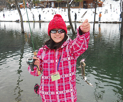 朽木渓流魚センターで冬休みのお手伝い_b0174137_18271749.jpg