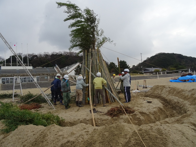 [とんど]準備＆組立（「新春里海まつり２０１５」）　　in　　せんなん里海公園_c0108460_20502312.jpg