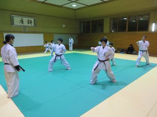 土曜日空手も稽古始め　新しい仲間も!_c0118332_2393521.jpg