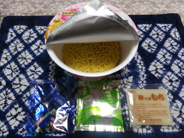 マルちゃん 麺づくりで点づくり和風醤油味もち入り ¥106_b0042308_1232362.jpg