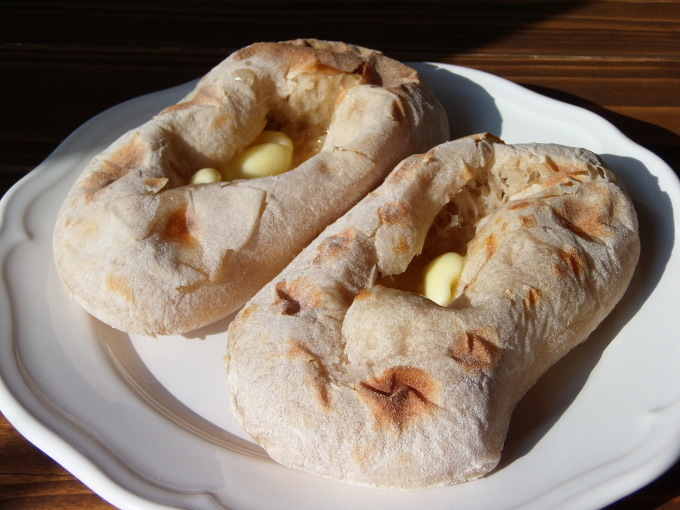 「隠れファン」の多い「焼き立て」天然酵母パンで。_a0125419_20181667.jpg