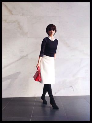 活躍中 白ミモレ丈スカートにユニクロ紺トップと赤バックで冬トリコロールコーディネート My Panettone And Carrot Cakes