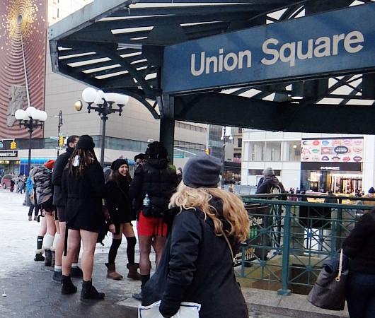 本場NYのノー・パンツ・デー No Pants Subway Ride 2015_b0007805_12463156.jpg