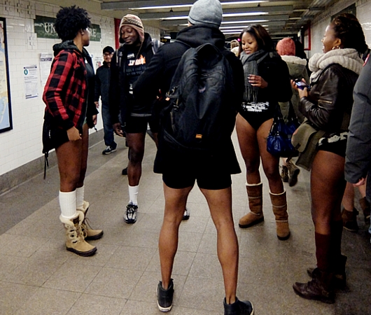 本場NYのノー・パンツ・デー No Pants Subway Ride 2015_b0007805_12471351.jpg