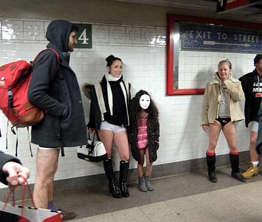 本場NYのノー・パンツ・デー No Pants Subway Ride 2015_b0007805_12472363.jpg