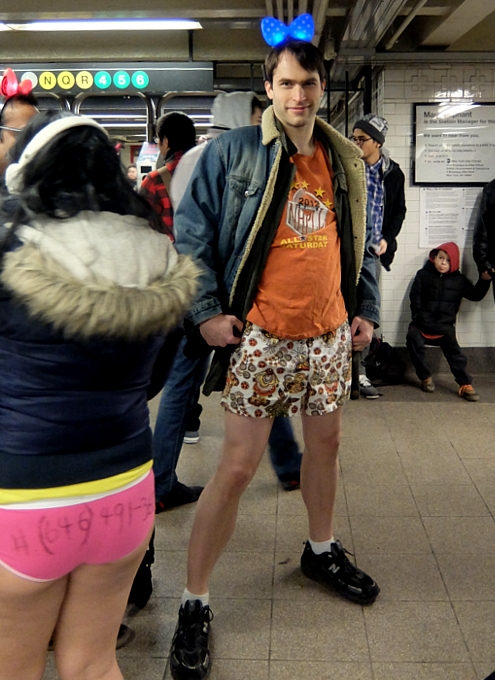 本場NYのノー・パンツ・デー No Pants Subway Ride 2015_b0007805_12474325.jpg