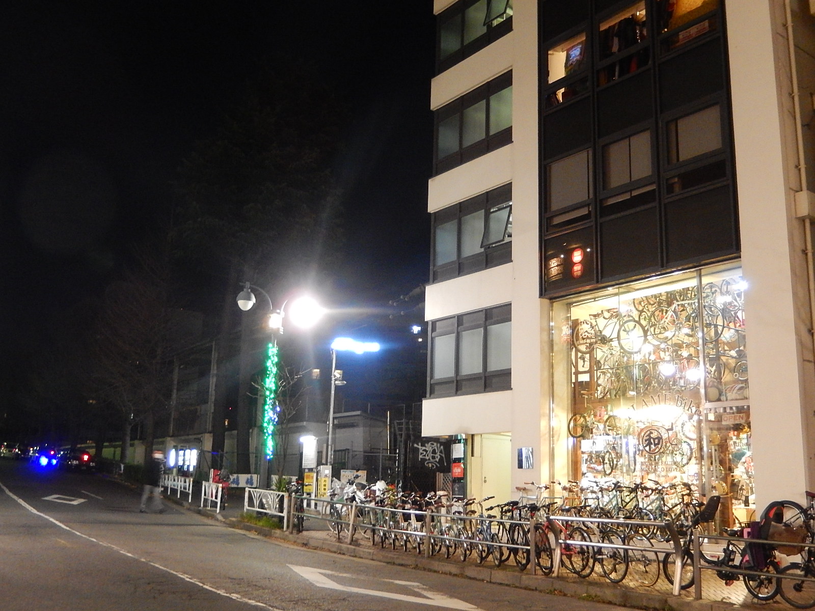 1月12日 渋谷 原宿 の自転車屋 FLAME bike前です_e0188759_19501591.jpg