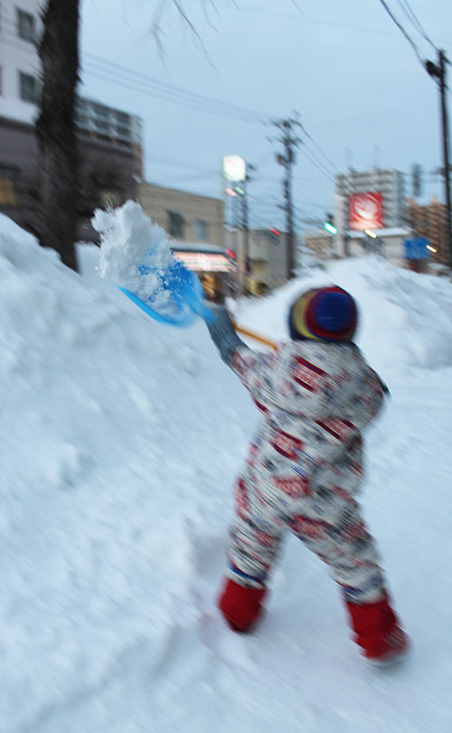 息子と雪遊び_a0139912_1791011.jpg