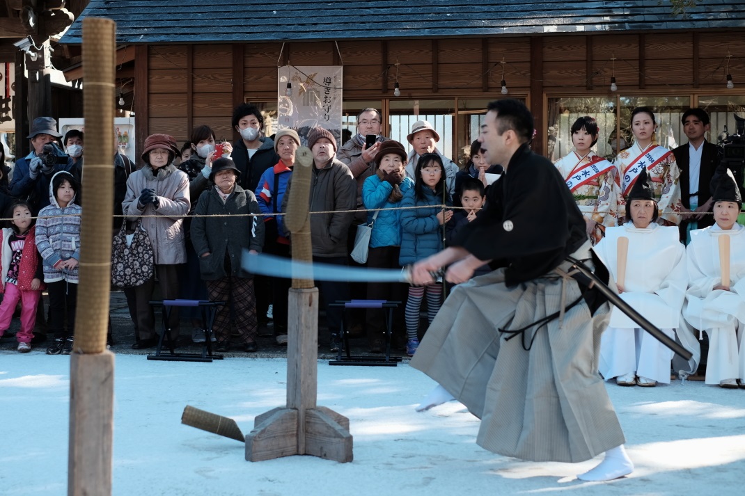 はねつき神事・破魔弓神事　＜３＞　関口流抜刀術　　水戸八幡宮　２０１５・０１・１２_e0143883_17132080.jpg