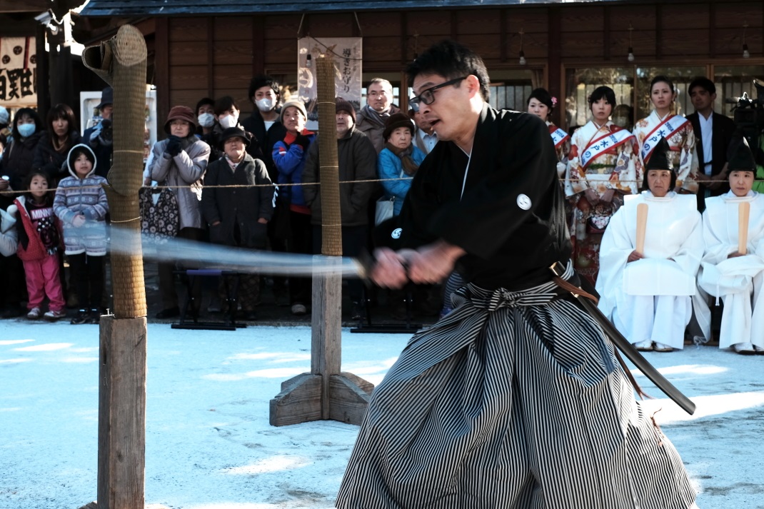 はねつき神事・破魔弓神事　＜３＞　関口流抜刀術　　水戸八幡宮　２０１５・０１・１２_e0143883_1717474.jpg