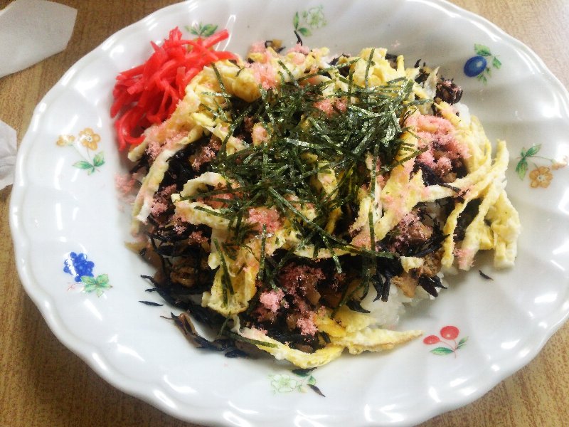 ひじきたっぷりのちらし寿司に塩ラーメン（こがね食堂：千歳市）（2015年3杯目）_b0128821_158138.jpg