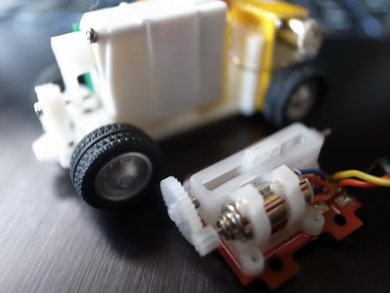 バッテリーがね・・・ デカイんだ そして車は小さい_d0067943_1014826.jpg