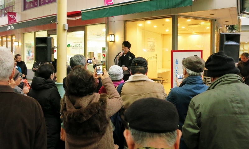 136回・街角ふれあいライブ・特設ステージ_b0083801_01153999.jpg