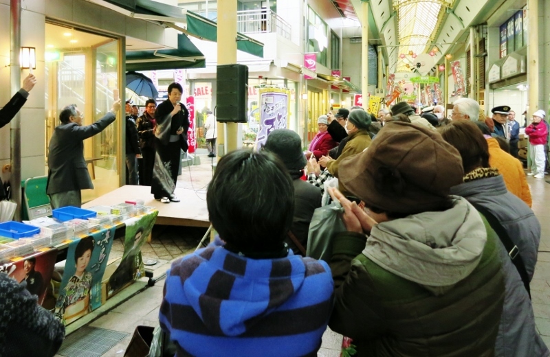 136回・街角ふれあいライブ・特設ステージ_b0083801_01160729.jpg