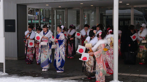 札幌市成人式会場スタッフ、新成人から日の丸小旗を強制的に取り上げゴミとして処分_b0304735_14515841.jpg