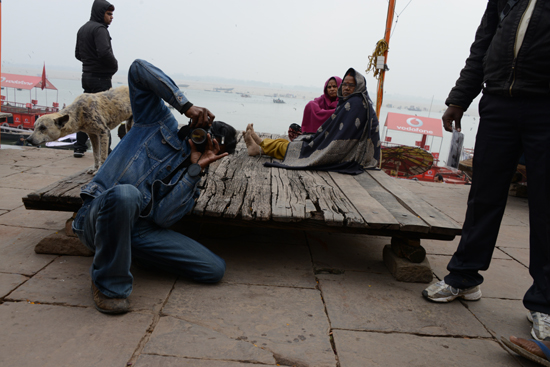 ガンジス河沿いでインド人カメラマンに50ルピー（100円）で記念撮影してもらった！_e0171573_2301587.jpg