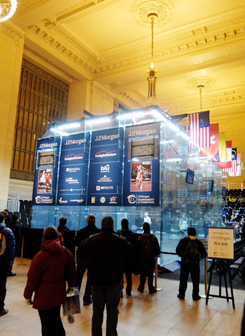 グランド・セントラル駅構内でスカッシュのチャンピオン大会開催中_b0007805_8381048.jpg
