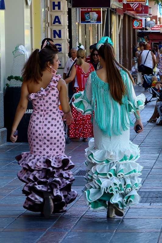 スペイン 街歩き編 アンダルシアのフエンヒローラではフラメンコ衣装の女性たちが勢ぞろい 旅プラスの日記