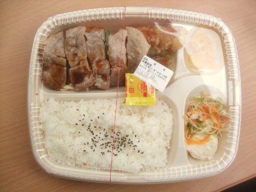 【1/15(木)～】ほっかほっか亭　トンテキデラックス弁当　490円　30円引きモバイルクーポン適用【食べた】_d0188613_10124242.jpg