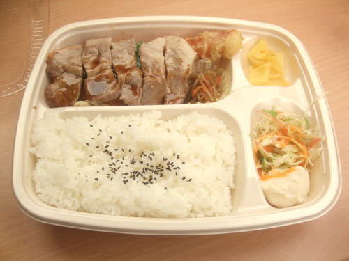 【1/15(木)～】ほっかほっか亭　トンテキデラックス弁当　490円　30円引きモバイルクーポン適用【食べた】_d0188613_10142979.jpg