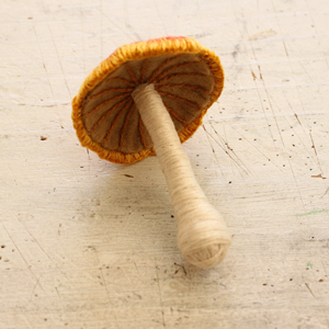 フェルト刺繍のキノコ～立体ベニテングタケの試作品