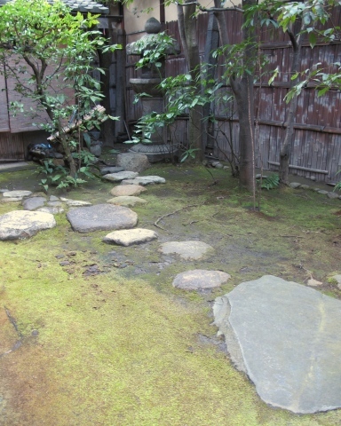 杉本家 苔庭の修復作業 受け継いだ京の暮らし 杦庵の 萬覚帳 杉本家 苔庭の修復作業 受け継いだ京の暮らし 杦庵の 萬覚帳