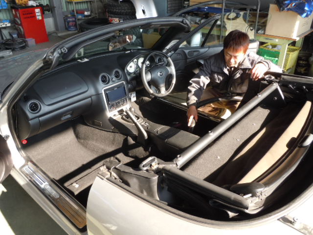 展示車両ロードスター清掃中(`・ω・´)ノ_c0213517_11142946.jpg
