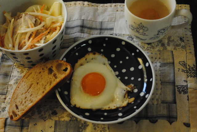 【目玉焼き】:フライパンに生卵を2つまたは1つ割って入れ、そのまま焼いて食べる_d0101846_07532930.jpg