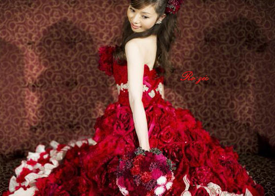 15 1 21 赤いドレス ブーケ 髪飾りと花嫁さま Ro Zic Die Floristin
