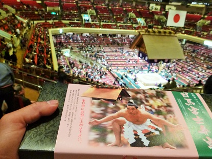 土俵を掃く_e0077899_9504175.jpg