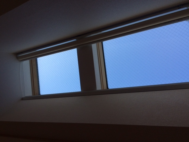 傾斜窓タイプ ロールスクリーン_e0243413_17324818.jpg