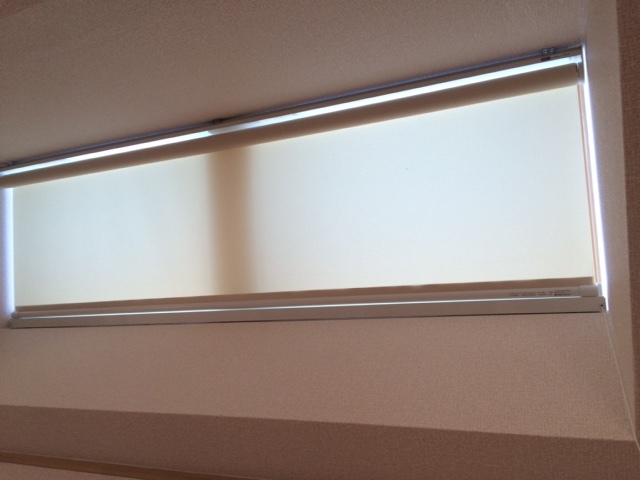 傾斜窓タイプ ロールスクリーン_e0243413_17330200.jpg