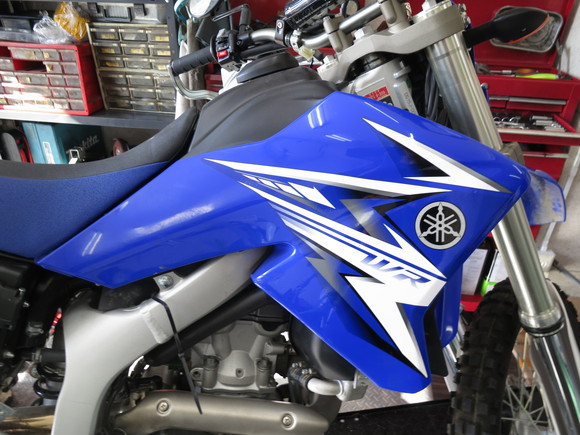 WR250Rのビッグタンク取り付け : 風を道連れに・・・(ボクサーで