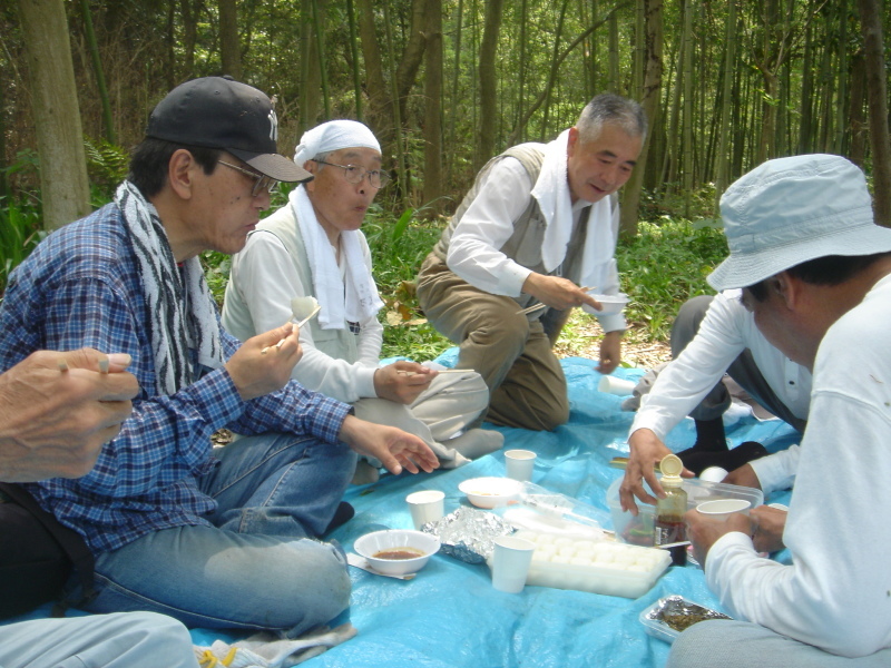井関川竹林で竹伐り&BBQ・・・うみべの森を育てる会 _c0108460_21014616.jpg