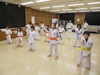 木曜空手　元気に楽しく本日も稽古!_c0118332_2314641.jpg