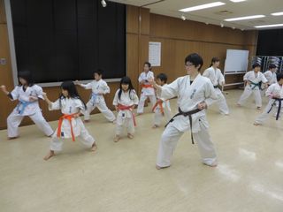 木曜空手 元気に楽しく本日も稽古!_c0118332_2315317.jpg