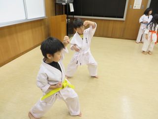 木曜空手　元気に楽しく本日も稽古!_c0118332_232427.jpg