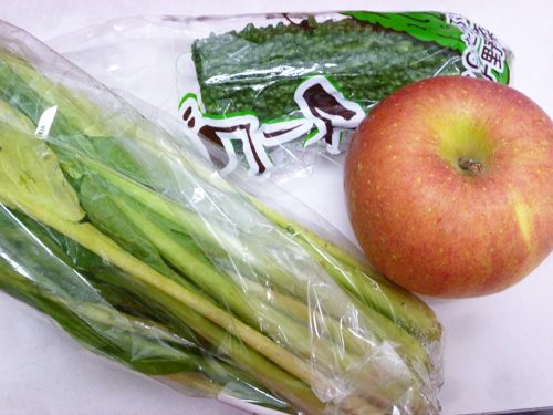 小松菜とゴーヤとりんごのスムージー_c0152767_21205594.jpg