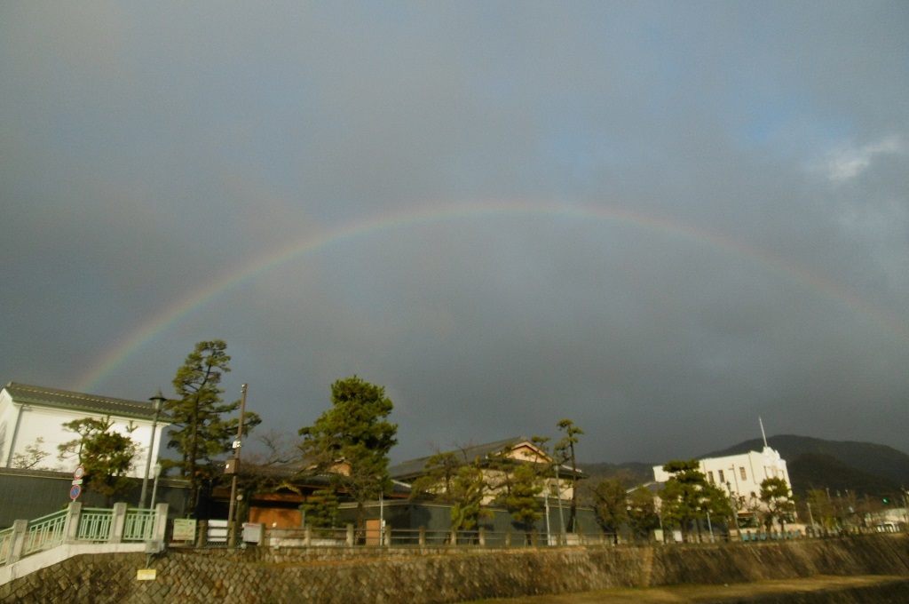 虹を見ました。_f0205367_15001675.jpg