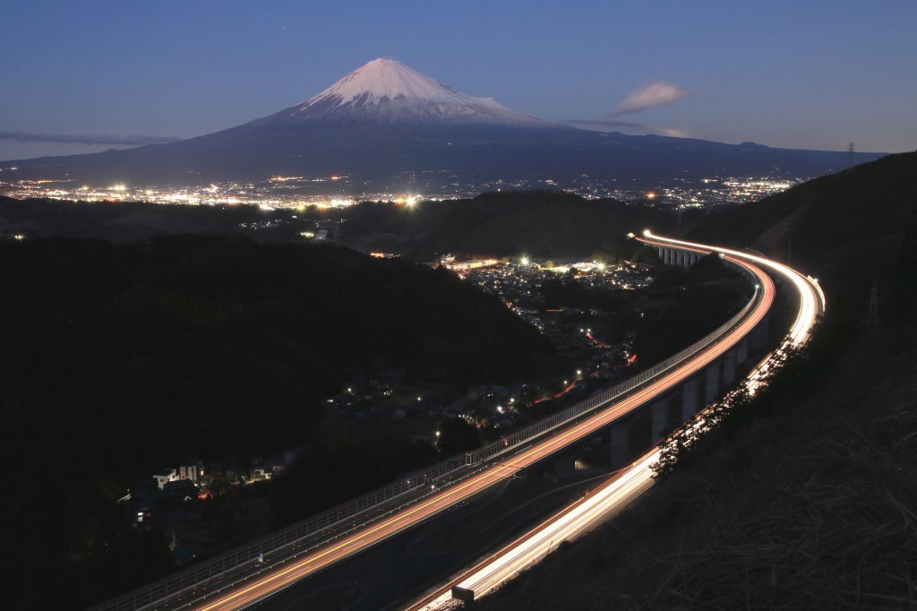 秘密の撮影ポイントから新東名カーブ 富士山大好き 写真は最高