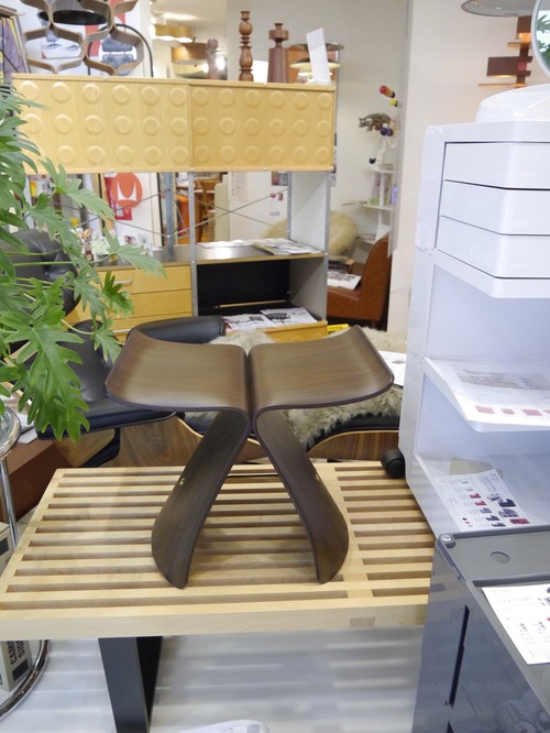 日本の美意識と西洋の素材が見事に融合した傑作...Butterfly Stool。_b0125570_10391382.jpg