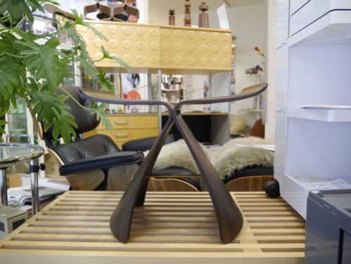 日本の美意識と西洋の素材が見事に融合した傑作...Butterfly Stool。_b0125570_104399.jpg