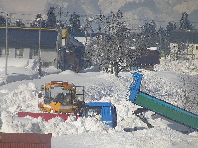 水無川の雪捨て場が再開しました_d0015124_17521178.jpg